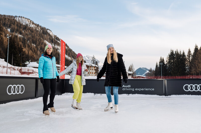 Pattina Sul Laghetto Ghiacciato A Madonna Di Campiglio