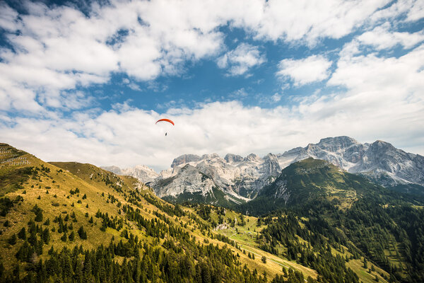  High flights and rough terrain: Paragliding and off-road adventure