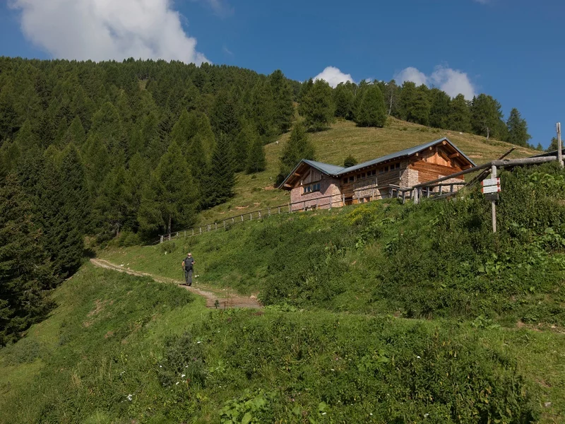 TOUR DURCH DIE ALMHÜTTE (TABLE, MARESSE, CLEVET, CLEF, CLEABÀ)