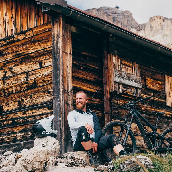 Biker che riposa vicino ad una baita | © Archivio Immagini ApT Val di Fassa