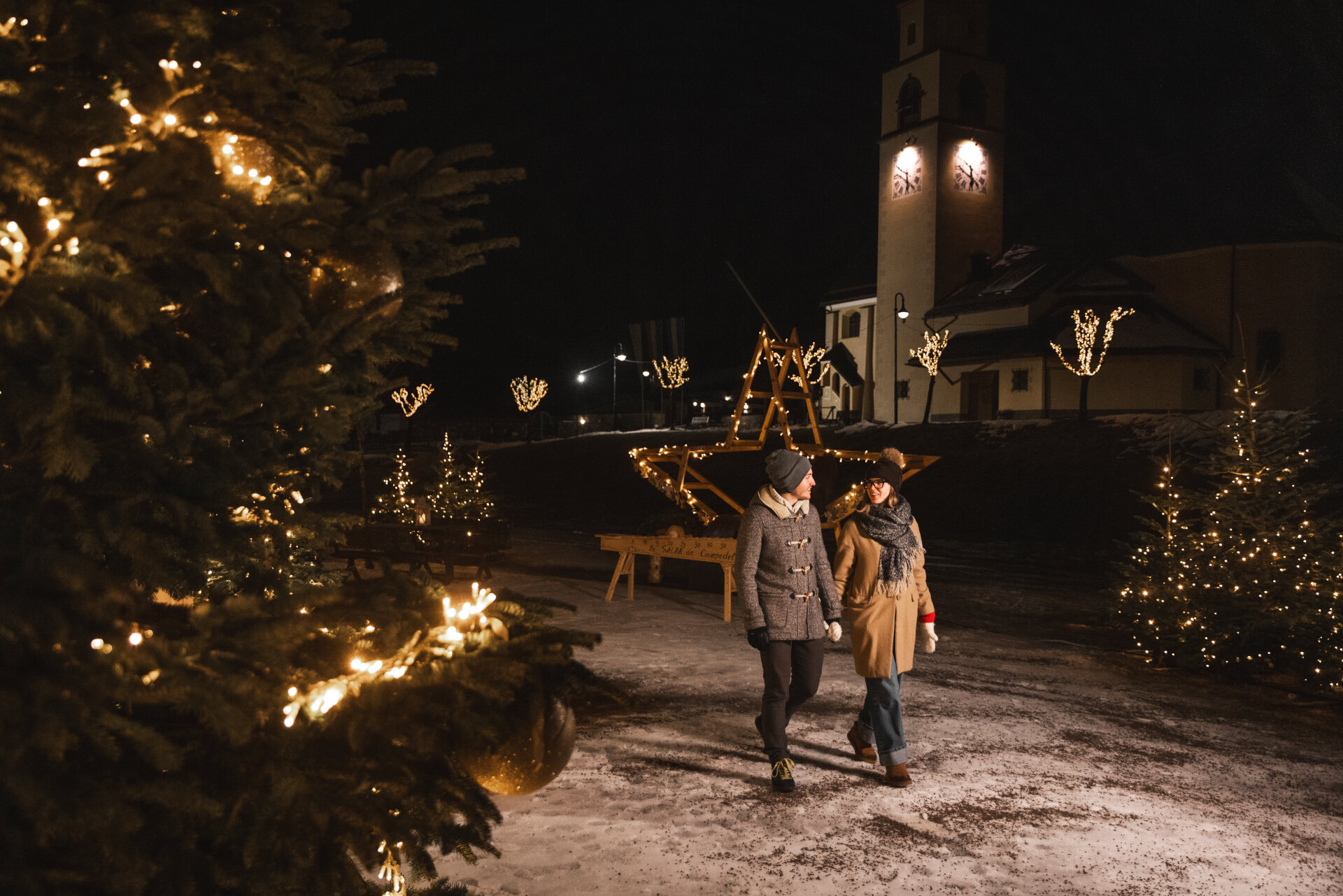 Coppia passeggia per i mercatini di Natale della Val di Fassa | © Federico Modica - Archivio Immagini ApT Val di Fassa
