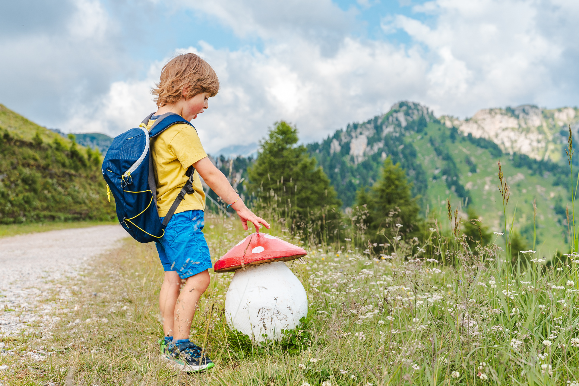 Bambino si diverte lungo un sentiero tematico ad alta quota | © Patricia Ramirez - Archivio Immagini ApT Val di Fassa