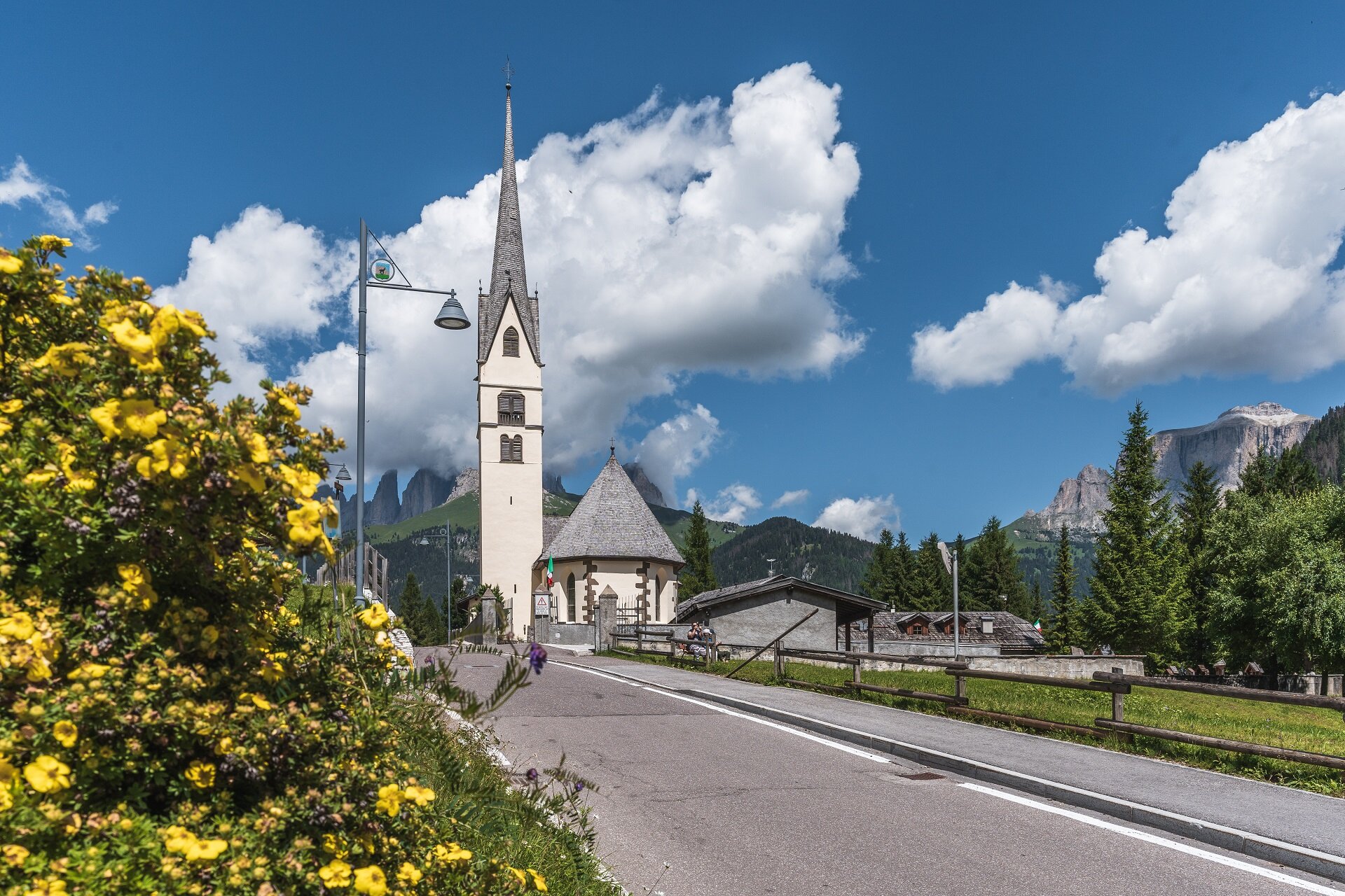 La Chiesa di San Antonio Abate ad Alba di Canazei, in Val di Fassa. Sullo sfondo il Pordoi ed il Sella.  | © Patricia Ramirez - Archivio Immagini ApT Val di Fassa