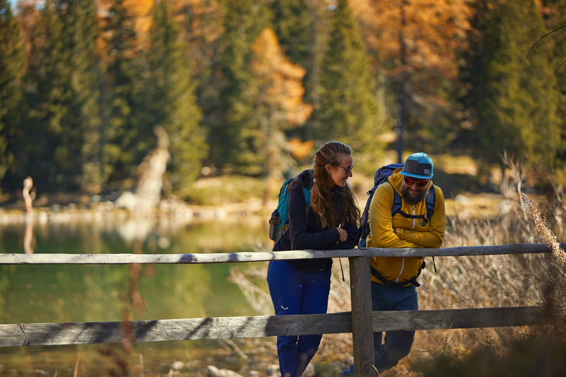Persone che riposano al Lago di San Pellegrino in autunno in Val di Fassa | © Fulvio Maiani Coolpixel - Archivio Immagini APT Val di Fassa