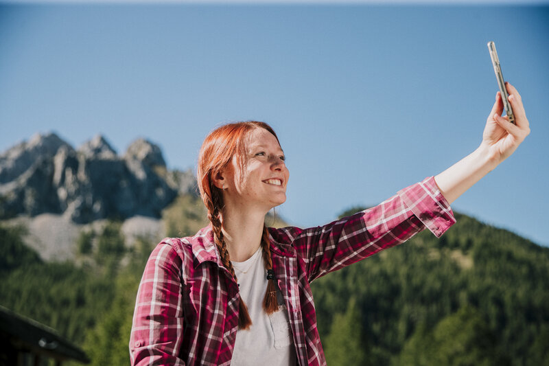 Persona che sorride felice mentre si scatta un selfie in Val di Fassa | © Federico Modica  - Archivio Immagini ApT Val di Fassa