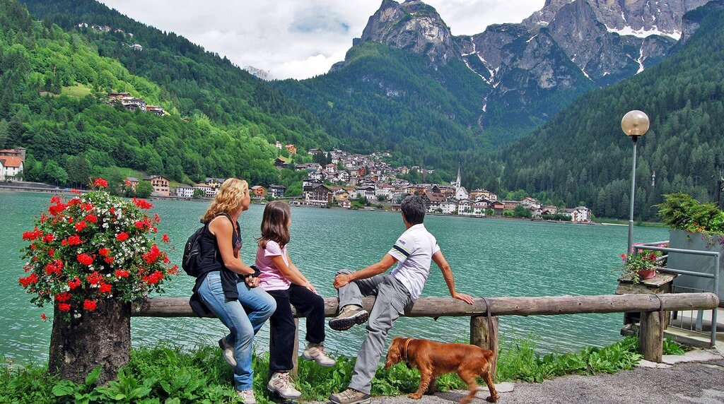 Alleghe Panorama Lago Con Famiglia