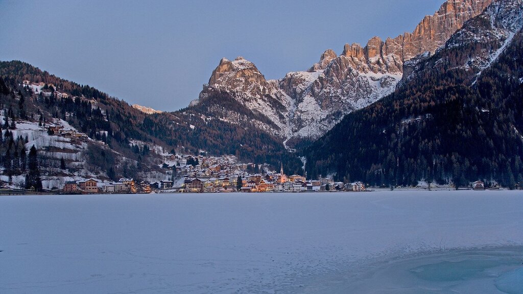 Il Lago Alleghe E Dietro Il Civetta